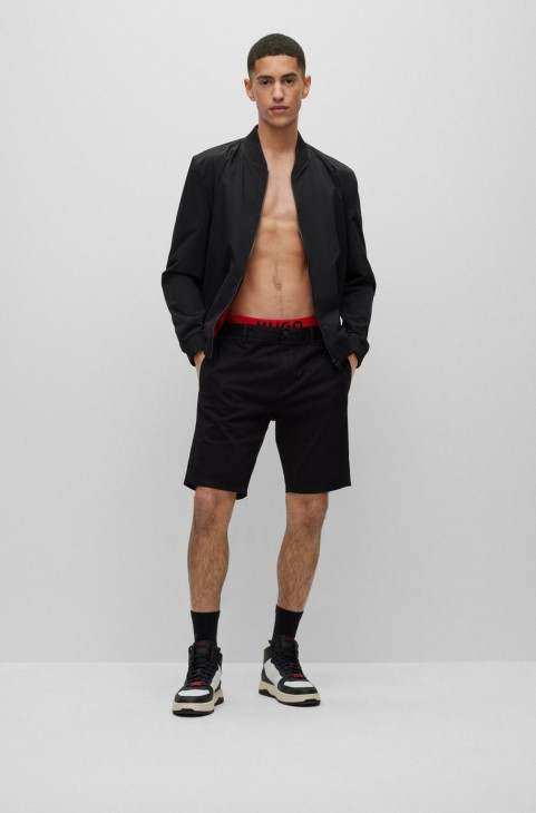 μαύρο σορτς Chino Boss Boss σε λεπτή εφαρμογή από ελαστική βαμβακερή γκαμπαρντίνα
