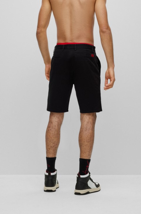 μαύρο σορτς Chino Boss Boss σε λεπτή εφαρμογή από ελαστική βαμβακερή γκαμπαρντίνα
