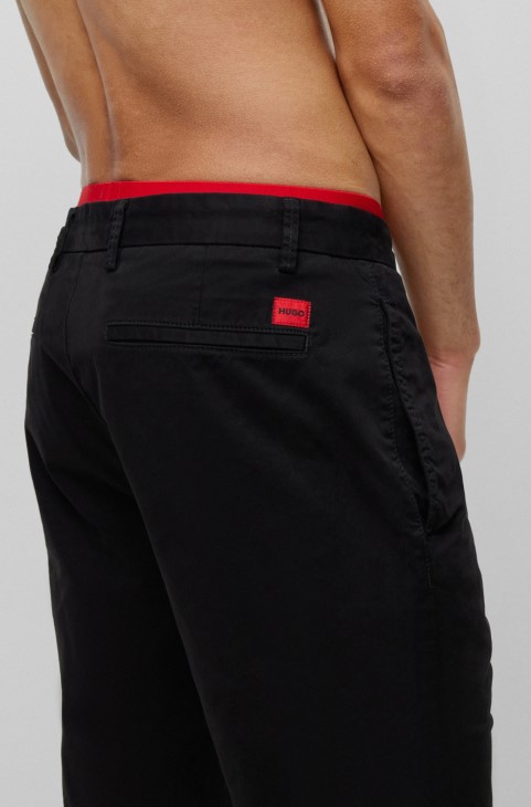 μαύρο σορτς Chino Boss Boss σε λεπτή εφαρμογή από ελαστική βαμβακερή γκαμπαρντίνα
