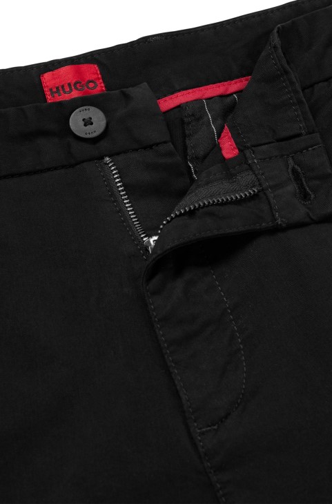 μαύρο σορτς Chino Boss Boss σε λεπτή εφαρμογή από ελαστική βαμβακερή γκαμπαρντίνα
