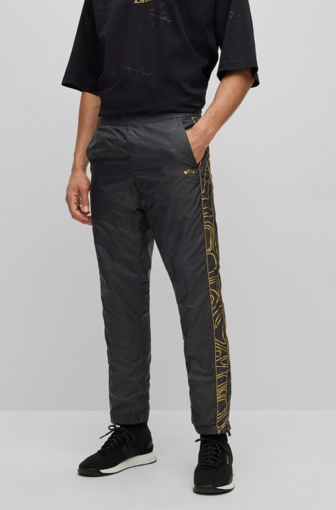 Boss X Ajbxng παντελόνι με κωνική εφαρμογή από ανάλαφρο ανάγλυφο ύφασμα