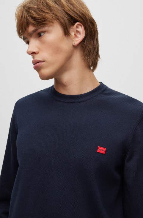 Hugo Boss σκούρο μπλε πουλόβερ από οργανικό βαμβάκι με ετικέτα με κόκκινο λογότυπο
