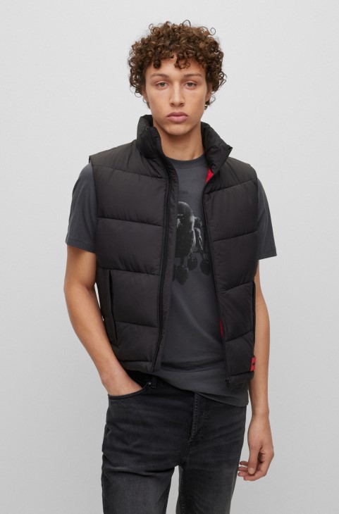 Hugo Boss μαύρο υδατοαπωθητικό γιλέκο με λεπτή εφαρμογή με κόκκινο λογότυπο