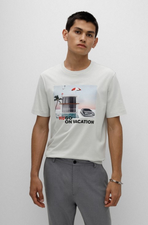 Hugo Boss ανοιχτό μπεζ μπλουζάκι με λαιμόκοψη από καθαρό βαμβάκι με έργα τέχνης για διακοπές