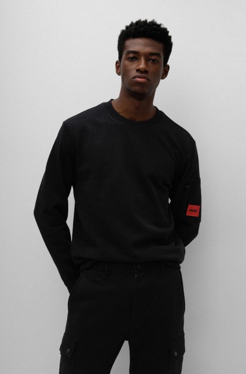 Μαύρο βαμβακερό φούτερ με κόκκινο λογότυπο Hugo Boss