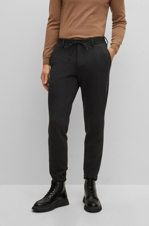 σκούρο γκρι παντελόνι Hugo Boss με κορδόνι σε μελανζέ φανέλα Performance-stretch