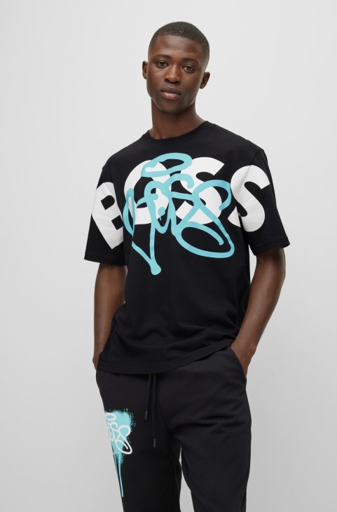 Βαμβακερό μπλουζάκι Hugo Boss σε χαλαρή εφαρμογή με λογότυπο-γραφικό γκράφιτι μαύρο