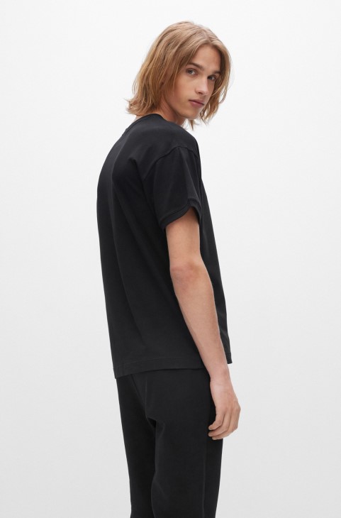 Μαύρο μπλουζάκι σαλονιού χαλαρής εφαρμογής από ελαστικό βαμβάκι με λογότυπο Hugo Boss
