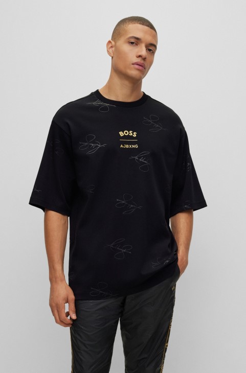 Boss X Ajbxng μπλουζάκι από βαμβακερό μανδύα με συνεργατική επωνυμία και υπογραφές