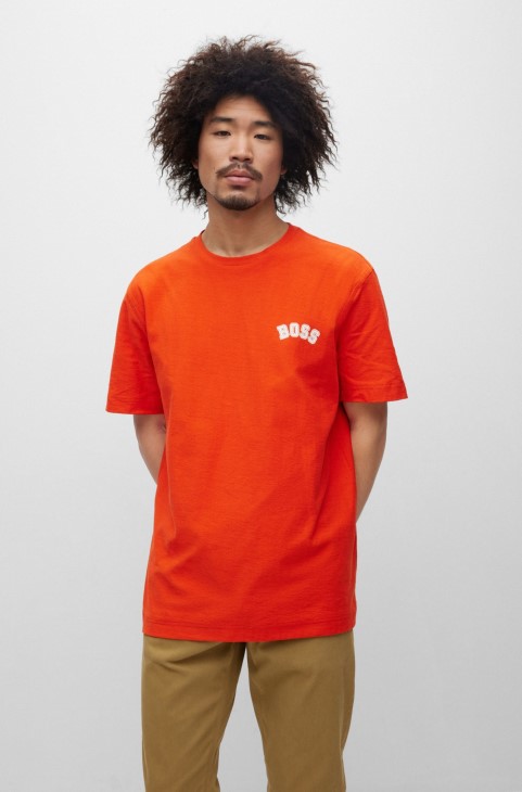 κόκκινο βαμβακερό μπλουζάκι Hugo Boss μεγάλου μεγέθους με λογότυπο και εποχιακή στάμπα