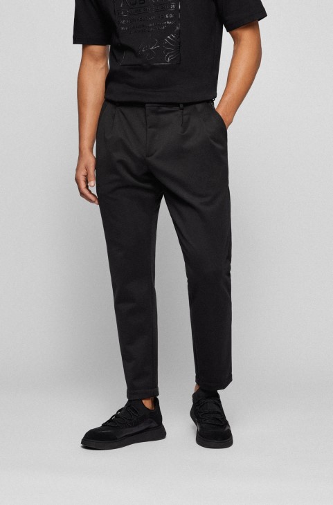 Boss X Ajbxng παντελόνι με κωνική εφαρμογή σε μπλουζάκι με δύο τέντωμα