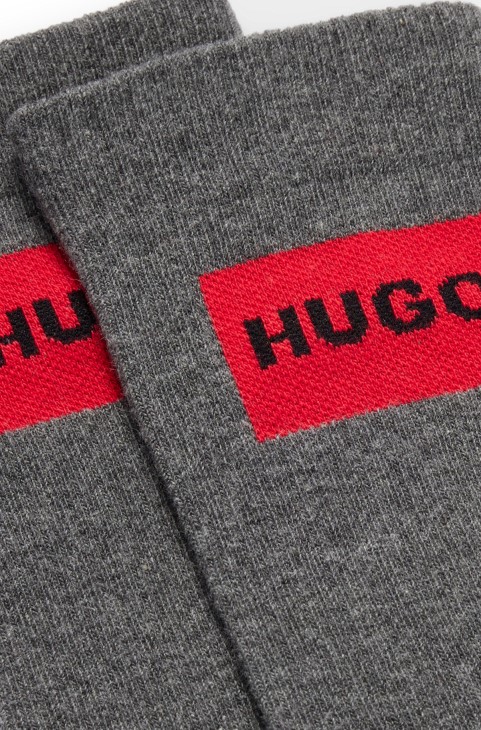 δύο πακέτο κάλτσες με ραβδώσεις με ετικέτα με κόκκινο λογότυπο γκρι Hugo Boss
