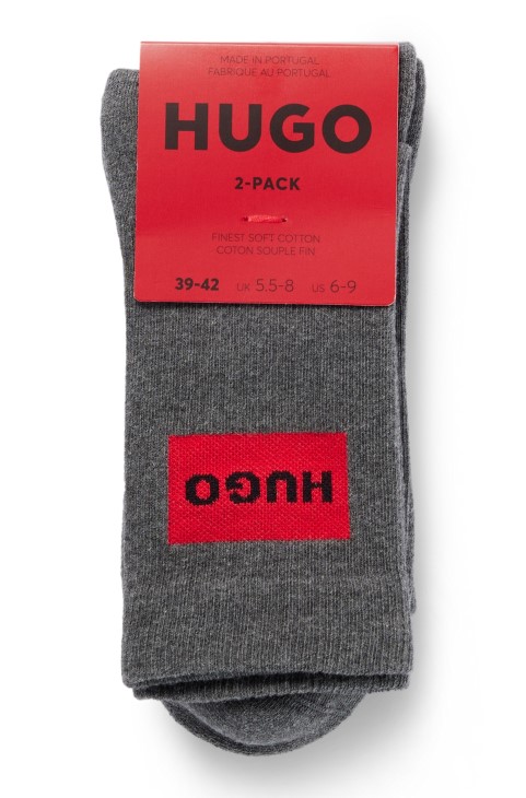 δύο πακέτο κάλτσες με ραβδώσεις με ετικέτα με κόκκινο λογότυπο γκρι Hugo Boss
