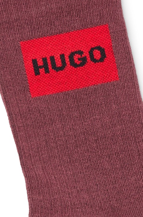 σκούρο καφέ δύο σετ κάλτσες με ραβδώσεις με κόκκινο λογότυπο ετικέτα Hugo Boss
