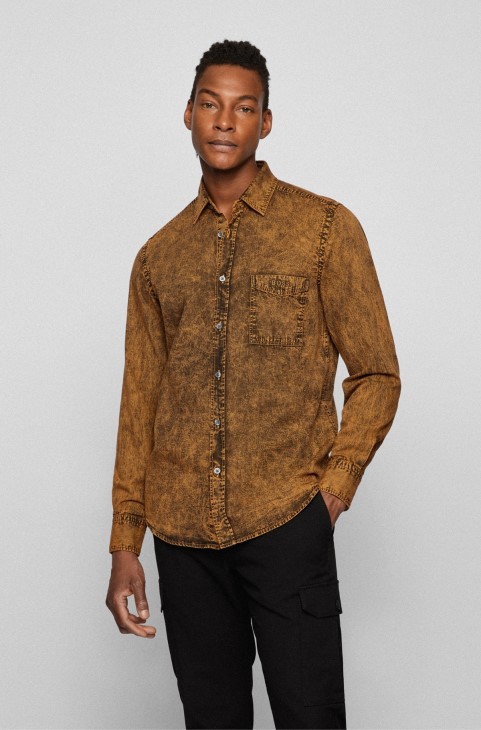 πουκάμισο με κανονική εφαρμογή σε βαμμένο από καθαρό βαμβάκι τζιν Hugo Boss καφέ