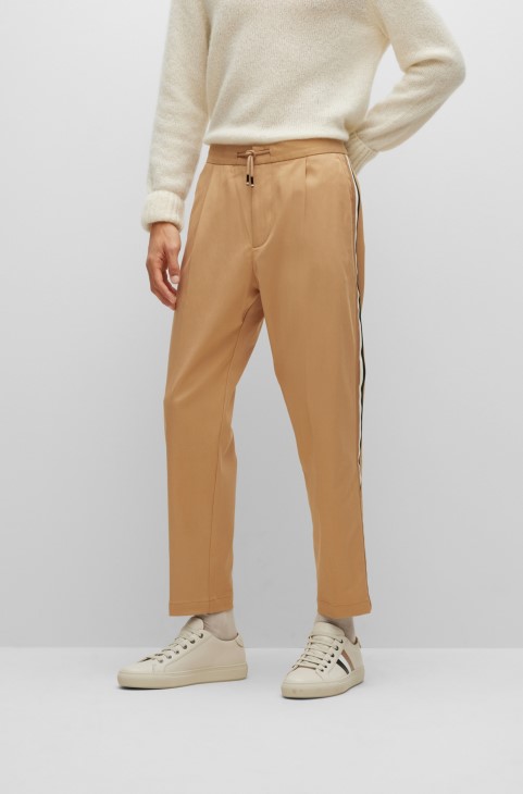 κωνικό παντελόνι σε ιταλική γαμπαρντίνα με πλαϊνές ρίγες Hugo Boss μπεζ