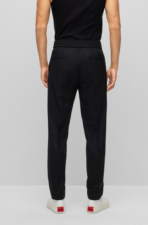 Μαύρο παντελόνι Hugo Boss με εξαιρετικά λεπτή εφαρμογή σε συνδυασμό μαλλί απόδοσης
