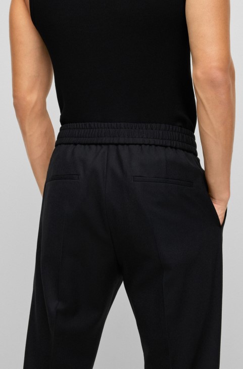 Μαύρο παντελόνι Hugo Boss με εξαιρετικά λεπτή εφαρμογή σε συνδυασμό μαλλί απόδοσης
