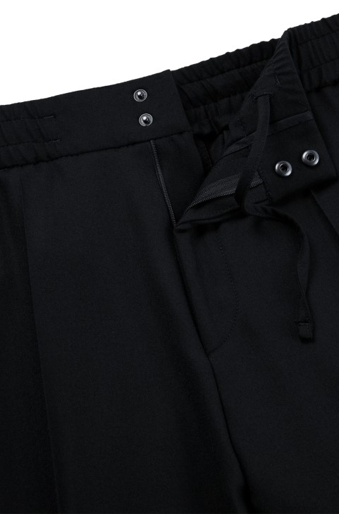 Μαύρο παντελόνι Hugo Boss με εξαιρετικά λεπτή εφαρμογή σε συνδυασμό μαλλί απόδοσης
