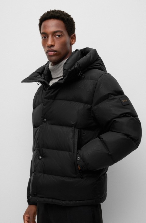 μαύρο υδατοαπωθητικό πουπουλένιο μπουφάν με μονόγραμμα και φόδρα Hugo Boss
