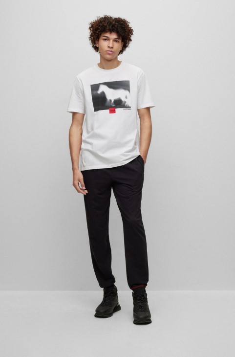 Μπλουζάκι από βαμβακερό ζέρσεϊ με γραφικό αλόγου και μάρκας Hugo Boss λευκό
