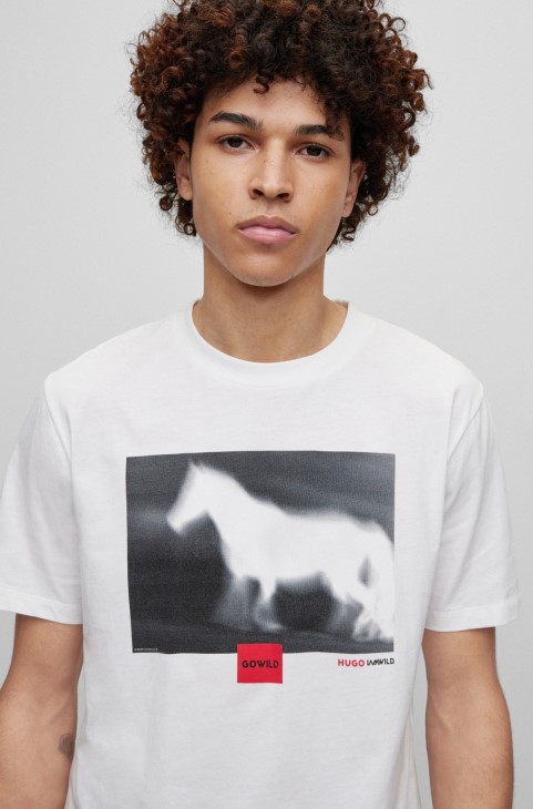 Μπλουζάκι από βαμβακερό ζέρσεϊ με γραφικό αλόγου και μάρκας Hugo Boss λευκό
