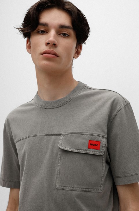 Βαμβακερό μπλουζάκι χαλαρής εφαρμογής με τσέπη στο στήθος ασημί Hugo Boss
