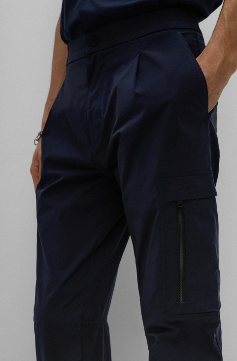 σκούρο μπλε παντελόνι με μανσέτες με λεπτή εφαρμογή με κόκκινο λογότυπο ετικέτα Hugo Boss
