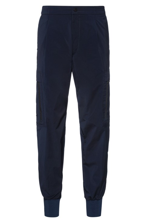 σκούρο μπλε παντελόνι με μανσέτες με λεπτή εφαρμογή με κόκκινο λογότυπο ετικέτα Hugo Boss
