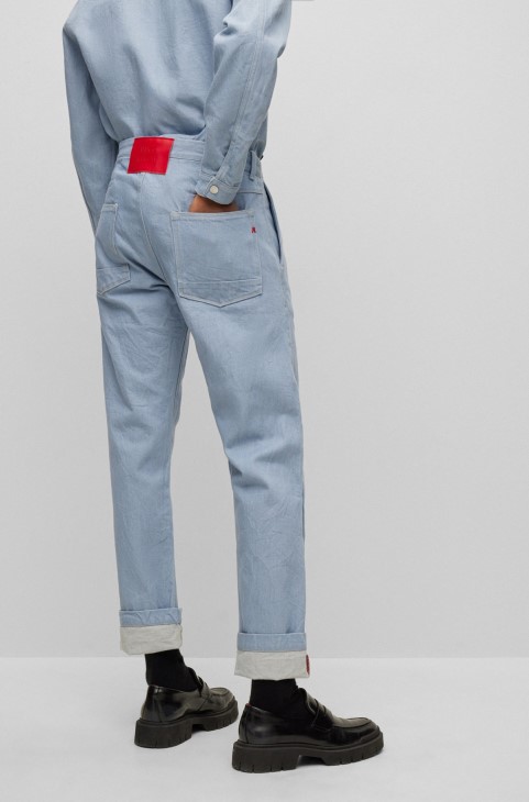 Hugo Boss | Replay Boyfriend-fit τζιν σε ανοιχτό μπλε τζιν
