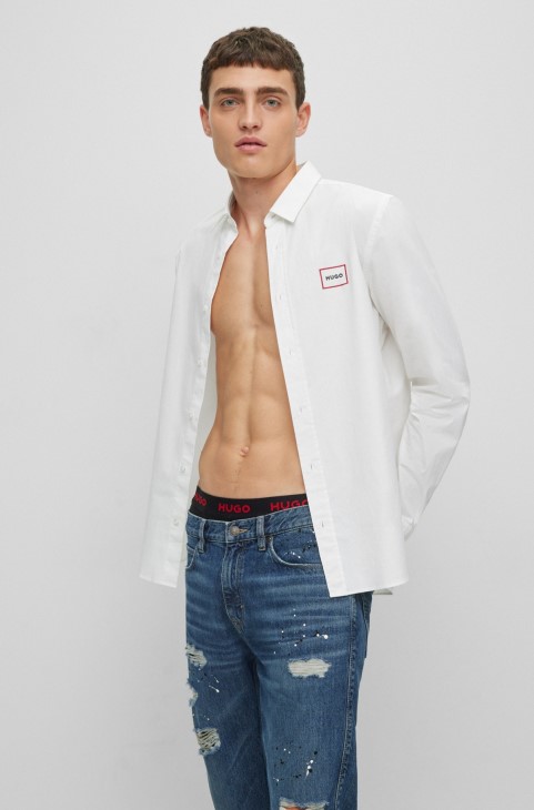 Hugo Boss λευκό πουκάμισο χαλαρής εφαρμογής από βαμβακερό ελαστικό με λογότυπο με πλαίσιο
