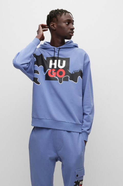 Βαμβακερή κουκούλα με εποχική στάμπα και στοιβαγμένο λογότυπο μωβ Hugo Boss