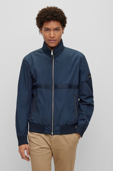 Σκούρο μπλε αδιάβροχο μπουφάν με λεπτομέρειες λογότυπου Hugo Boss