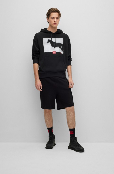 Φούτερ με κουκούλα χαλαρής εφαρμογής με γραφικό αλόγου και επώνυμα μαύρο Hugo Boss
