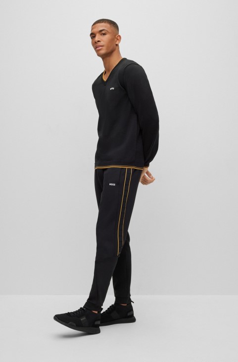 μαύρο πουλόβερ Hugo Boss από οργανικό βαμβάκι σε λαιμόκοψη με κυρτό λογότυπο
