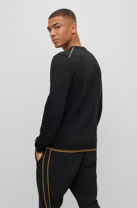 μαύρο πουλόβερ Hugo Boss από οργανικό βαμβάκι σε λαιμόκοψη με κυρτό λογότυπο
