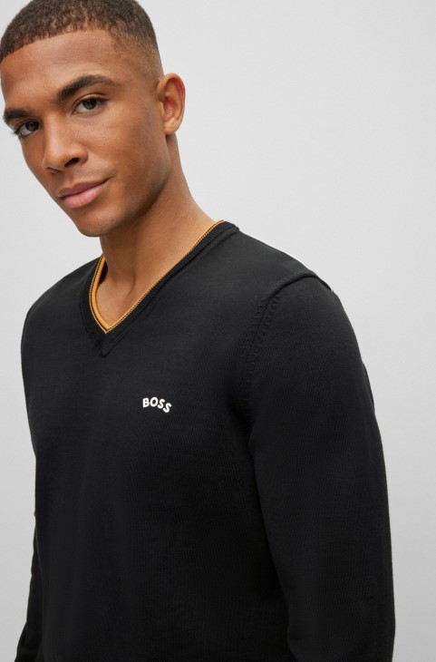 μαύρο πουλόβερ Hugo Boss από οργανικό βαμβάκι σε λαιμόκοψη με κυρτό λογότυπο
