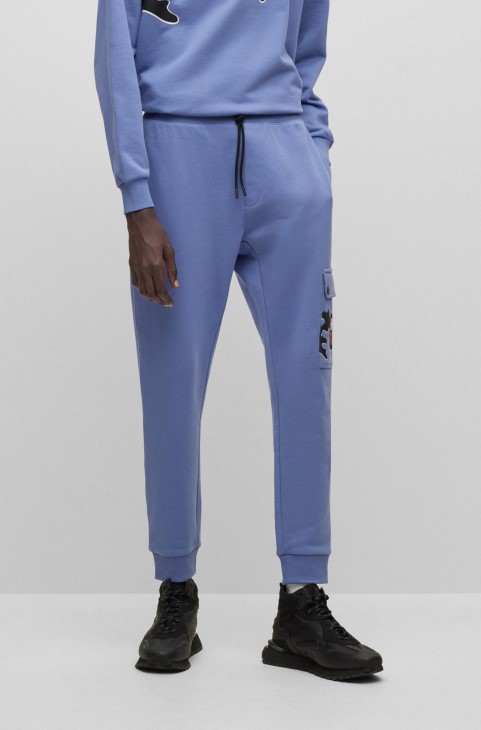 μωβ παντελόνι από βαμβακερή φόρμα με καλλιτεχνικό καμουφλάζ Hugo Boss