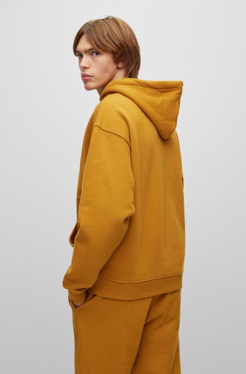 Hugo Boss φούτερ χαλαρής εφαρμογής από οργανικό βαμβάκι με στοιβαγμένο λογότυπο πορτοκαλί
