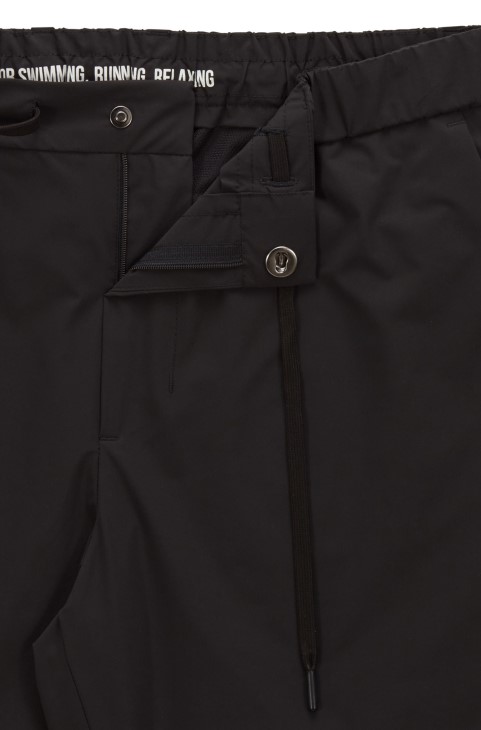 μαύρο σορτς Hugo Boss σε χαλαρή εφαρμογή σε αδιάβροχη ποπλίνα
