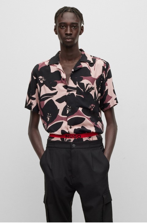 Πουκάμισο Hugo Boss σε χαλαρή εφαρμογή σε ψηφιακά εμπριμέ ποπλίνα ανοιχτό ροζ