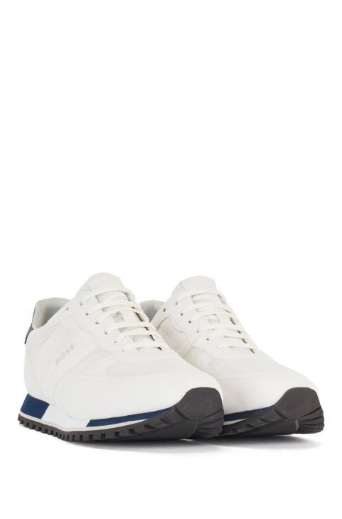 λευκά λογότυπα Hugo Boss με λεπτομέρεια σε διχτυωτό ύφασμα με καουτσούκ