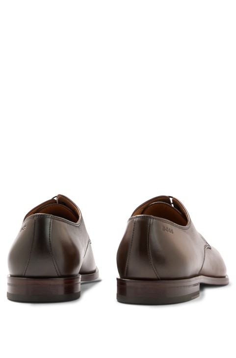 Παπούτσια ντέρμπι ιταλικής κατασκευής σε δερμάτινο χρώμα με ραμμένες λεπτομέρειες Hugo Boss καφέ
