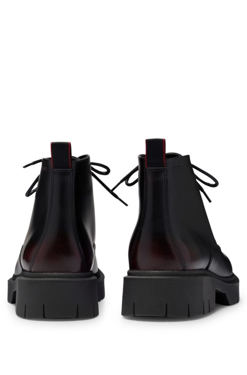 δερμάτινες μισές μπότες με ανάγλυφο λογότυπο και απαλή φόδρα
