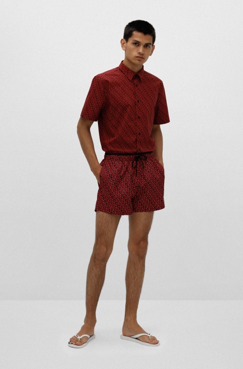 λευκές σαγιονάρες ιταλικής κατασκευής με λεπτομέρειες λογότυπου Hugo Boss
