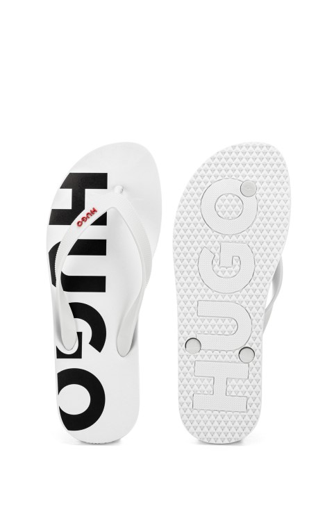 λευκές σαγιονάρες ιταλικής κατασκευής με λεπτομέρειες λογότυπου Hugo Boss
