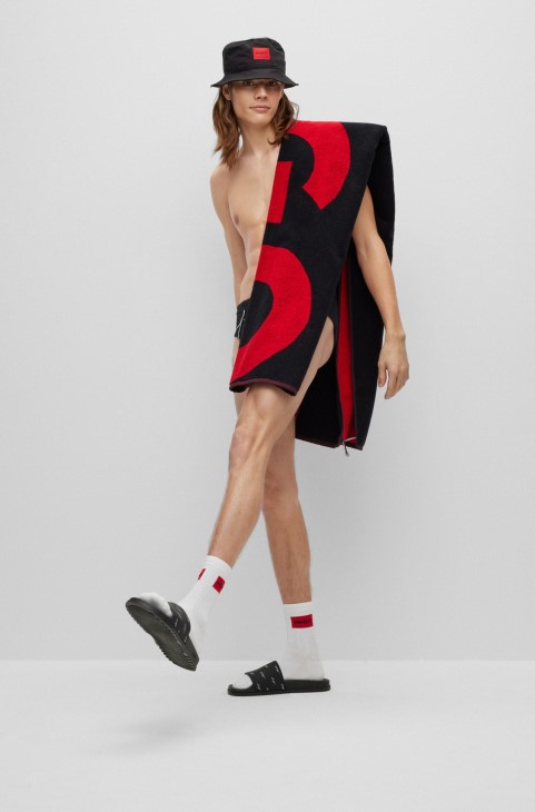 μαύρες διαφάνειες Hugo Boss με χειρόγραφα λογότυπα
