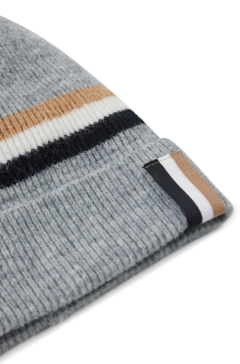 ασημί Hugo Boss Beanie καπέλο με ραβδώσεις με χαρακτηριστικές ρίγες
