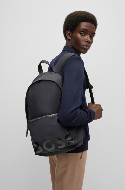 μαύρο σακίδιο πλάτης Hugo Boss από ανακυκλωμένο υλικό με λωρίδα υπογραφής
