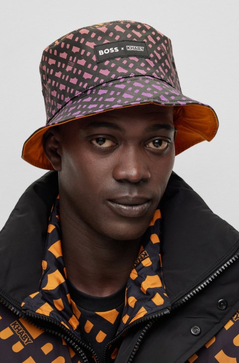 Boss X Khaby αναστρέψιμο καπέλο κουβά με μονογράμματα παντού
